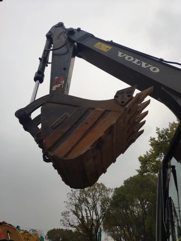 Excavateur Volvo d' 8 tonnes bien entretenu disponible aujourd'hui à prix réduit