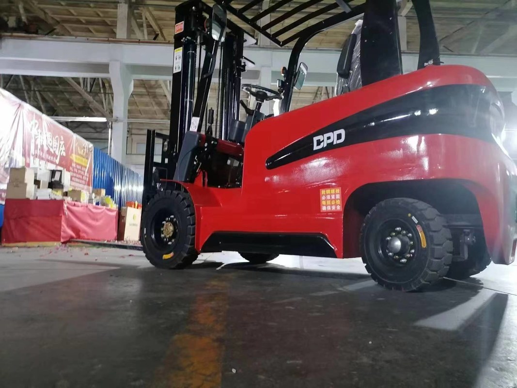 Des chariots élévateurs mini diesel et des chariots élévateurs mini électriques