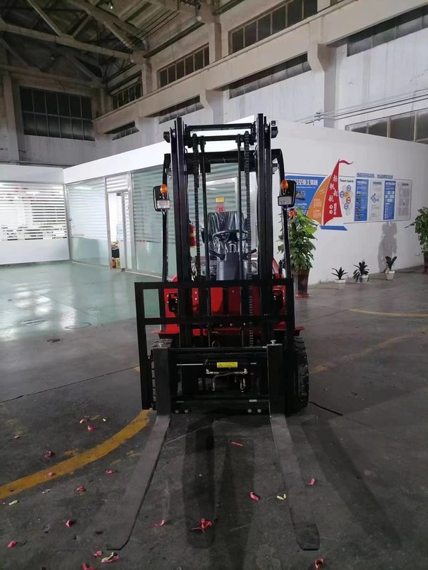 Des chariots élévateurs mini diesel et des chariots élévateurs mini électriques