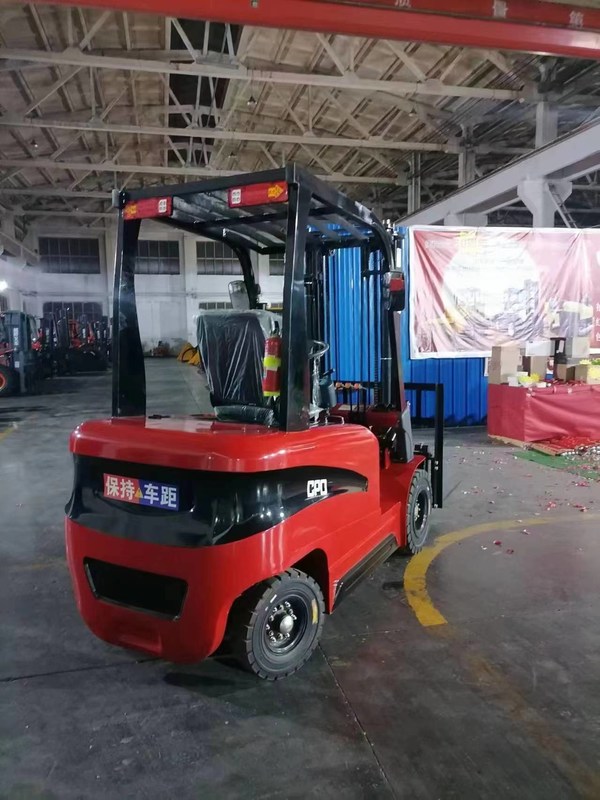 Des chariots élévateurs mini diesel et des chariots élévateurs mini électriques