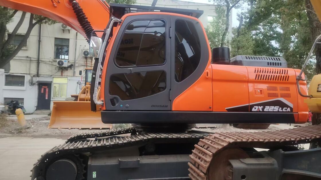 Excavatrice Doosan DX225LC utilisée à faible coût 22000 kg pour le travail de la terre et de la pierre