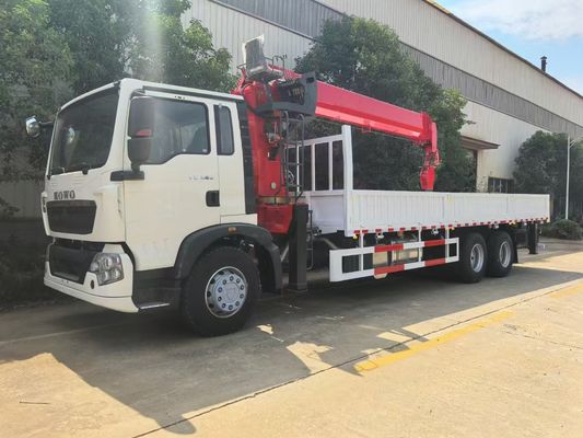 Une petite grue automobile, de bonne qualité, en provenance de Chine.
