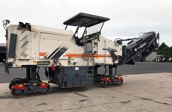 La fraiseuse à froid Wirtgen W205 est utilisée.
